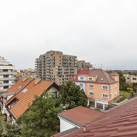 Attic With Peaceful View + Parking * Πράγα