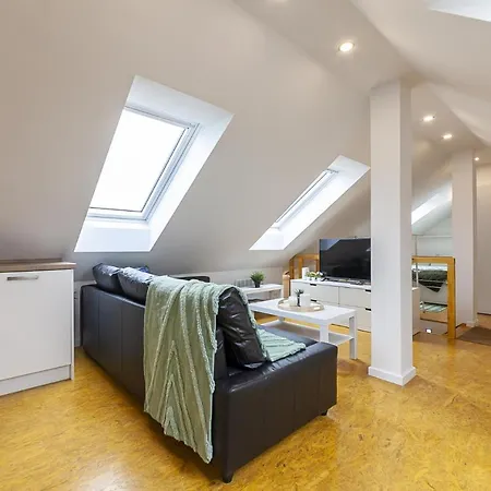 Lägenhet Attic With Peaceful View + Parking Prag