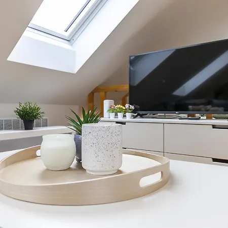 Lägenhet Attic With Peaceful View + Parking