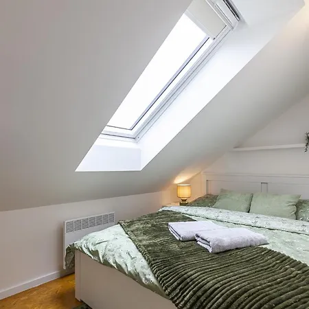 Attic With Peaceful View + Parking * Praga